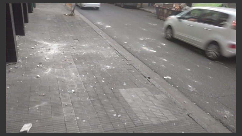 Los pedazos cayeron en momentos en que circulaba mucha gente.