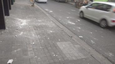 Los pedazos cayeron en momentos en que circulaba mucha gente.