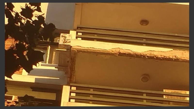 Los pedazos cayeron en momentos en que circulaba mucha gente.