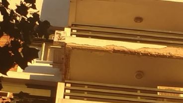 Los pedazos cayeron en momentos en que circulaba mucha gente.