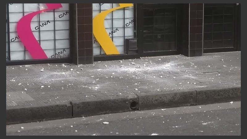 Los pedazos cayeron en momentos en que circulaba mucha gente.