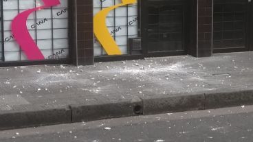 Los pedazos cayeron en momentos en que circulaba mucha gente.