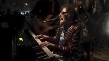 Charly ofreció un recital íntimo e improvisado.