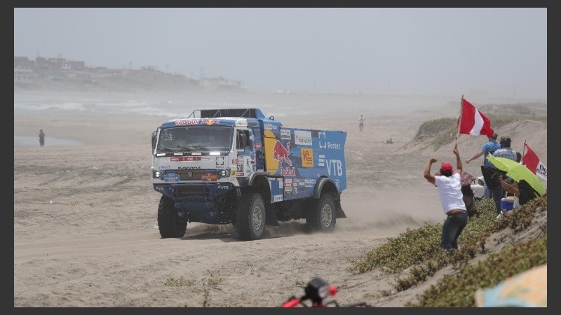 Karginov con su vehículo Kamaz, que ya no corre más.
