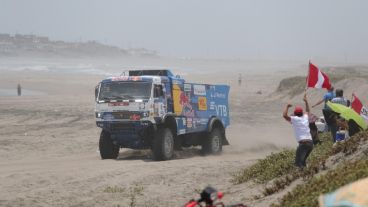 Karginov con su vehículo Kamaz, que ya no corre más.