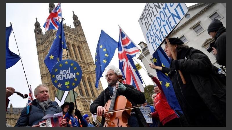 El centro de la capital se pobló de manifestantes y carteles.