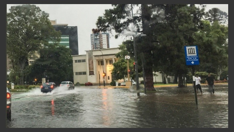 La zona del Parque Independencia se convirtió en un lago. 