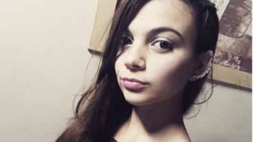 Agustina tiene 17 años y salio al boliche Teos. Vestía top bordó y pollera negra.