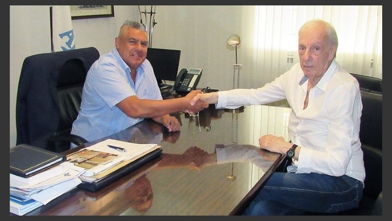 El Flaco Menotti estrechando la mano de Chiqui Tapia.