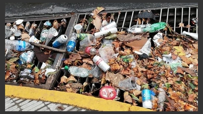Las bocas de tormenta quedaron tapadas por las hojas y la basura.