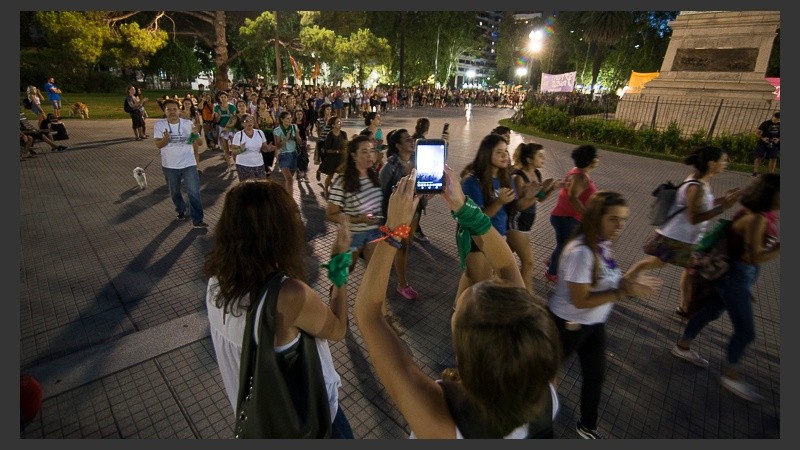 La movilización en la plaza San Martín de Rosario.