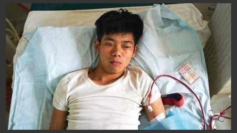 El joven chino sufrió una infección durante la operación clandestina.