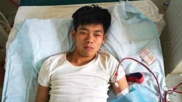 El joven chino sufrió una infección durante la operación clandestina.