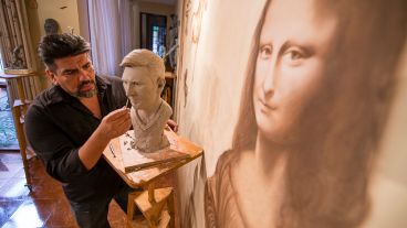 El artista Sandro Alzugaray trabajando sobre la escultura de Messi en su estudio.