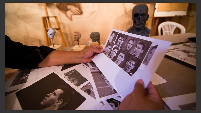 El futbolista fue cambiando su fisonomía en el último tiempo y fue todo un desafío para el artista.