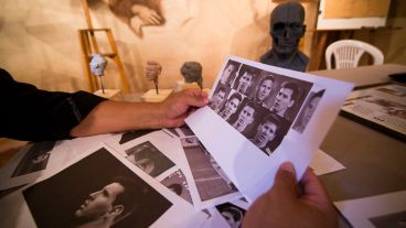 El futbolista fue cambiando su fisonomía en el último tiempo y fue todo un desafío para el artista.