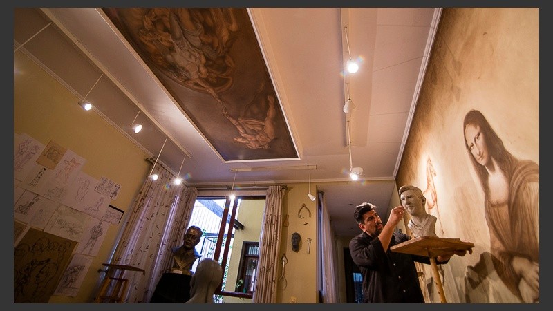 El artista en su estudio de barrio Abasto de Rosario, donde también da clases de escultura.