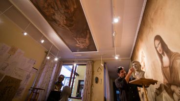 El artista en su estudio de barrio Abasto de Rosario, donde también da clases de escultura.