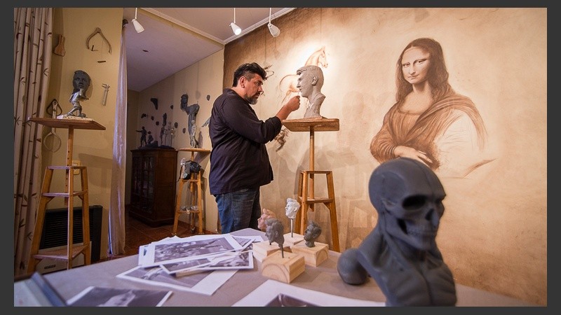 Sandro Alzugaray de 41 años en su estudio. 