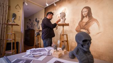 Sandro Alzugaray de 41 años en su estudio.