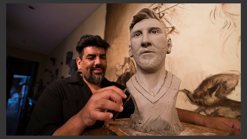 La idea del artista es ubicar la escultura en algún lugar de Rosario donde el público pueda disfrutarla.