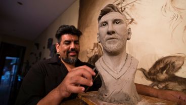 La idea del artista es ubicar la escultura en algún lugar de Rosario donde el público pueda disfrutarla.