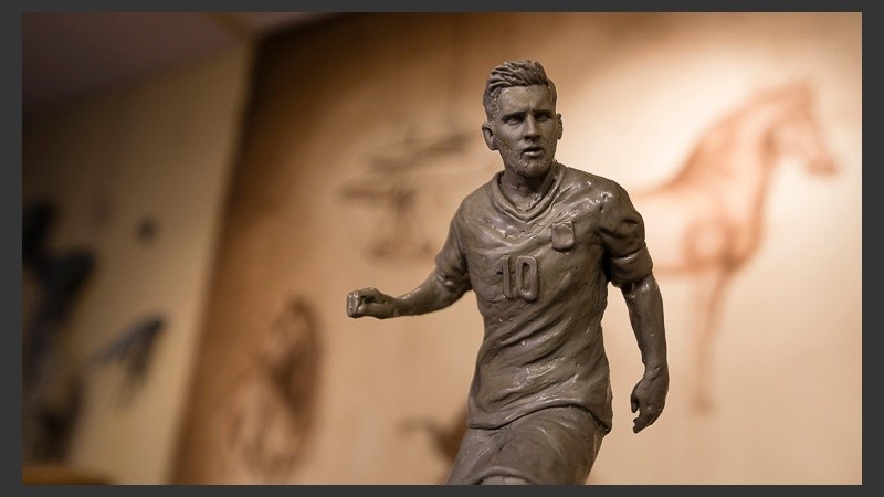 Un Messi pequeño hecho en 2014 que tiene el artista en el estudio.