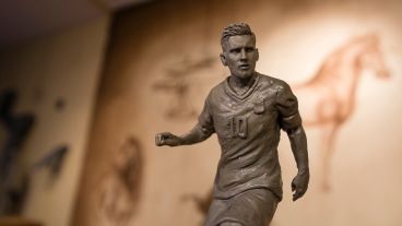 Un Messi pequeño hecho en 2014 que tiene el artista en el estudio.