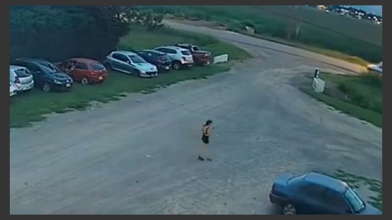 Agustina salió sola del boliche y sola caminó hacia la ruta. 