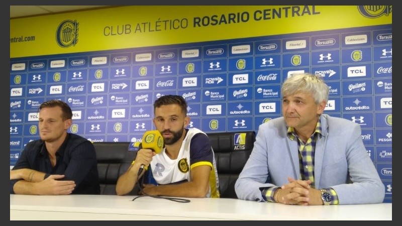 Allione, junto a Mauro Cetto y Ricardo Carloni en la conferencia.