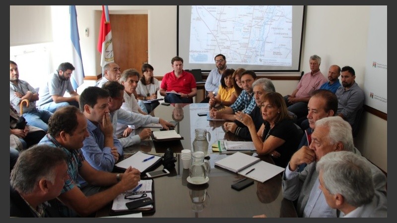 La ministra Ciciliani y los integrantes de la Comisión de Emergencia Agropecuaria. 