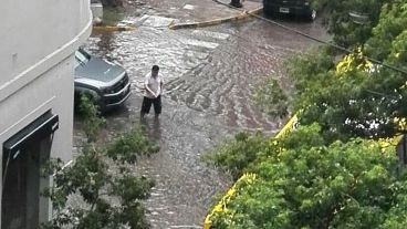 Tanto en el centro como en los barrios, la situación complicada cuando llueve mucho.
