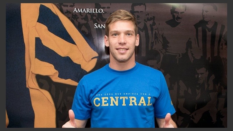 Riaño posando con la ropa de Central. 