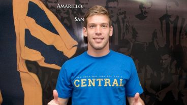 Riaño posando con la ropa de Central.