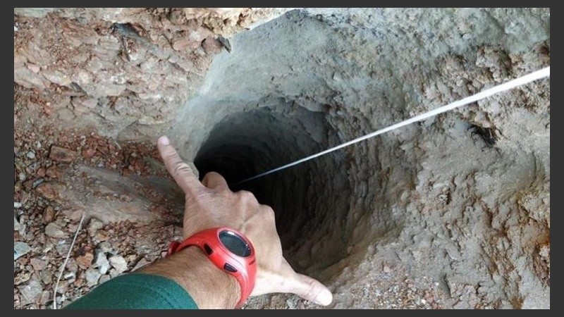 Un guardia civil señala el orificio, de apenas 25 centímetros de ancho.