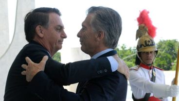 El abrazo de recepción de Bolsonaro para Macri.