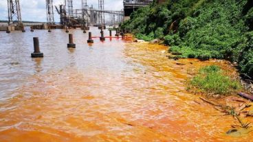 La mancha naranja sorprendió a quienes trabajan en la zona.
