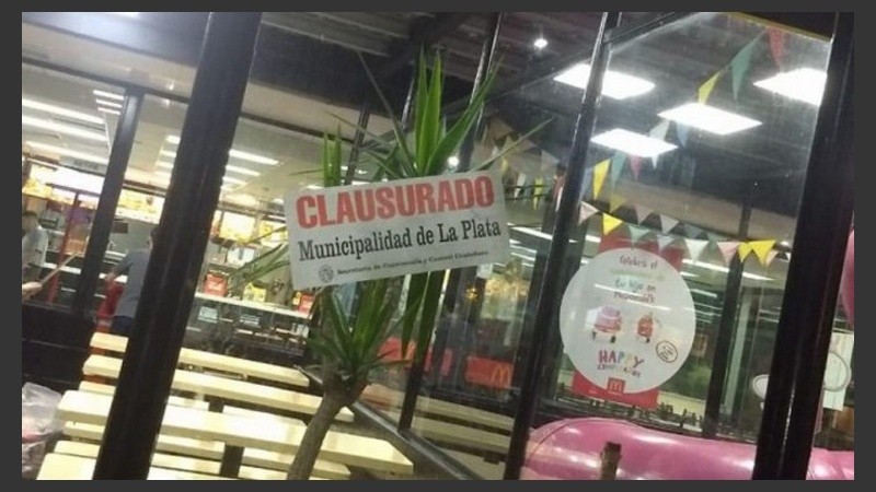 La faja de clausura en el local de McDonald's.