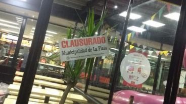 La faja de clausura en el local de McDonald's.