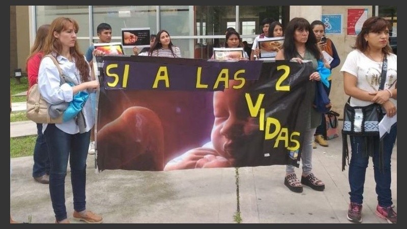 Los grupos que se manifiestan frente al hospital jujeño.