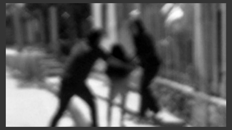 La joven fue interceptada en la calle y pudo escapar.