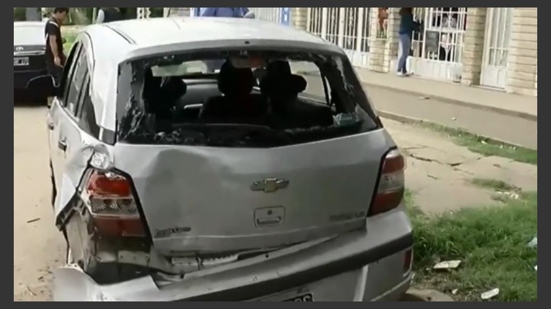 Así quedó uno de los autos chocado por el camión.