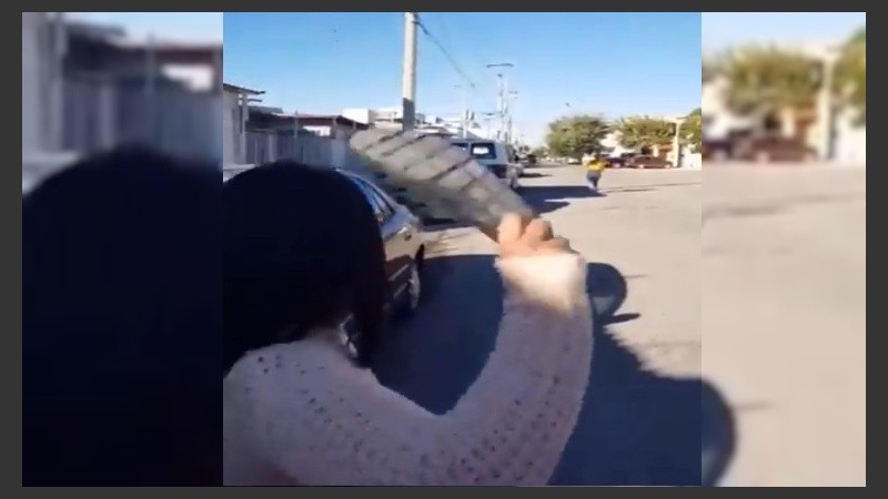 La mujer arrojó la ojota y alcanzó a su hija.