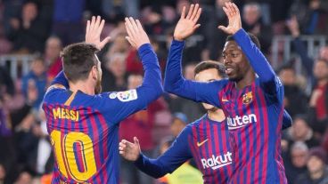Los goleadores se saludan. Messi y Dembelé le dieron el pase al Barsa.
