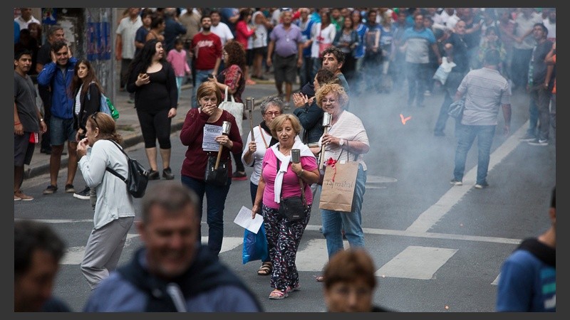 La multitud desembocó en la plaza al caer la noche.