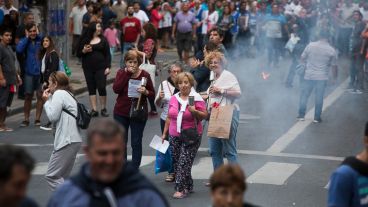 La multitud desembocó en la plaza al caer la noche.