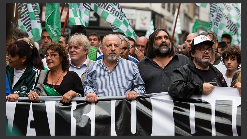 Dirigentes sindicales al frente de la marcha en Rosario. 