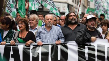 Dirigentes sindicales al frente de la marcha en Rosario.