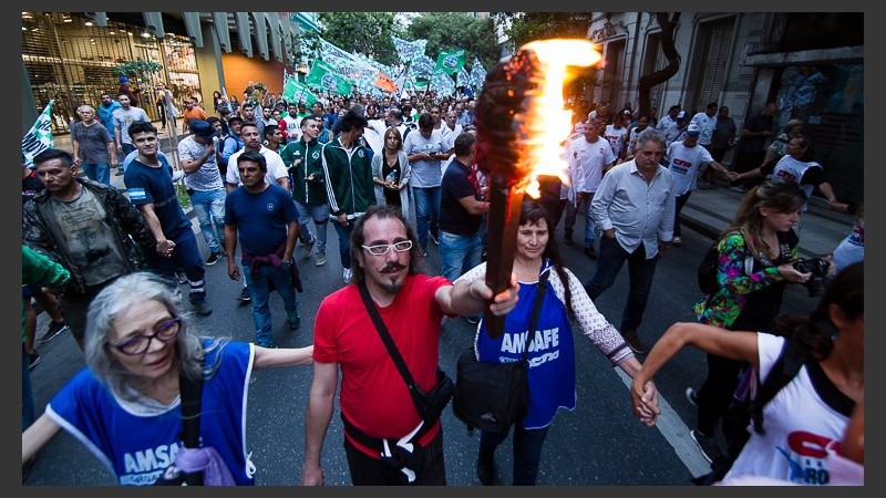 La multitud desembocó en la plaza al caer la noche.