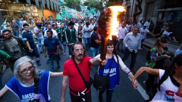 La multitud desembocó en la plaza al caer la noche.